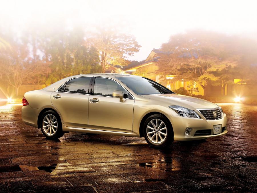  Toyota Crown Royal Saloon 2010 года  (фото 5 из 8)